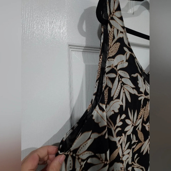 Lane Bryant Cream Tan Bordered Leaves Swing V-Neck Single-Layer Chiffon Tank 26 - Picture 6 of 12